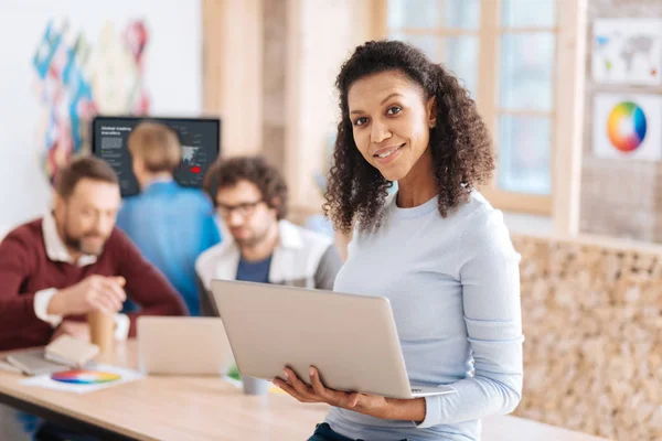 Alert startupper holding hennes laptop — Stockfoto