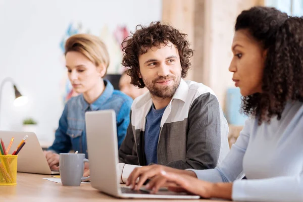 Hombre feliz mirando a su colega — Foto de Stock