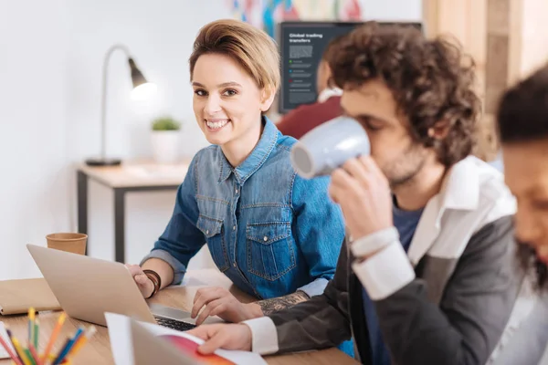 Aufmerksame Frau arbeitet mit ihren Mitarbeitern — Stockfoto