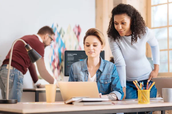 Femme inspirée discutant de leur travail — Photo