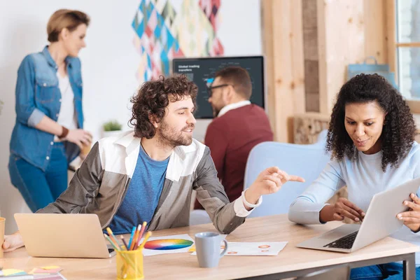 Colleghi felici che lavorano insieme su un progetto — Foto Stock