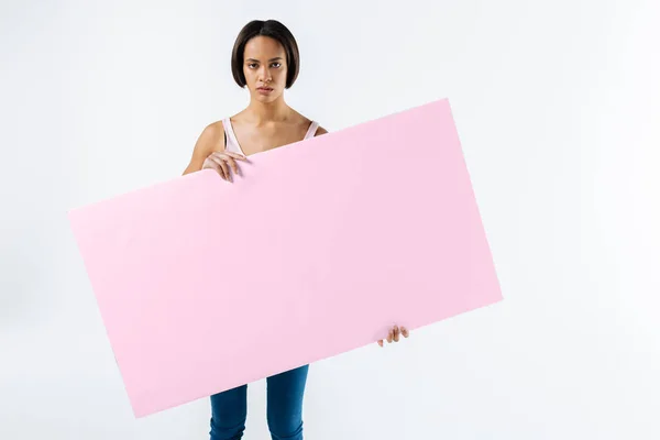 Chytrá atraktivní žena držící plakát — Stock fotografie