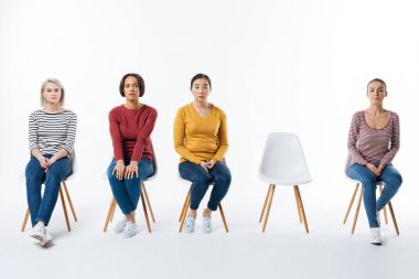 Sandalyelere oturan güzel ciddi kadınlar