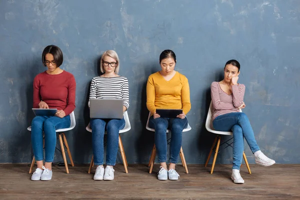 Aangename jonge vrouw aanraken haar Wang — Stockfoto