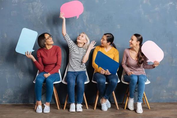 Atractivas mujeres amigables hablando entre sí — Foto de Stock