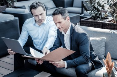 Güzel ciddi işadamı okuma belgeleri