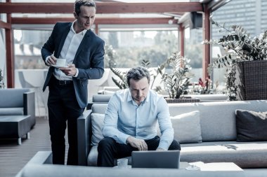 Güzel pozitif işadamı kahve içer