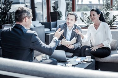 Pozitif neşeli insanlar fikirlerini tartışıyor