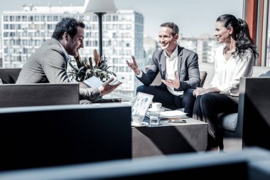 İyi bir ruh halinde olmak mutlu mutlu iş adamları