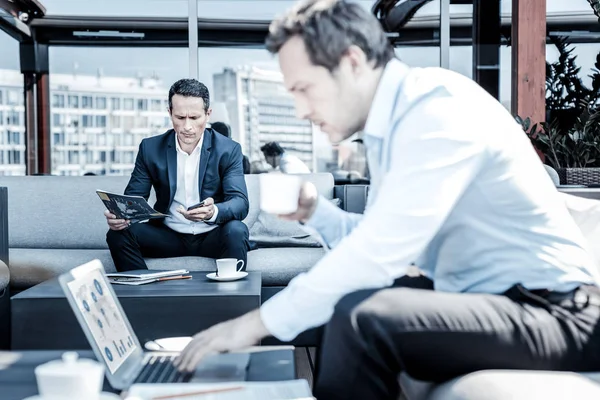 Buen hombre de negocios serio usando su teléfono inteligente — Foto de Stock