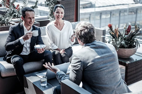 Kafede oturan akıllı güzel iş adamları