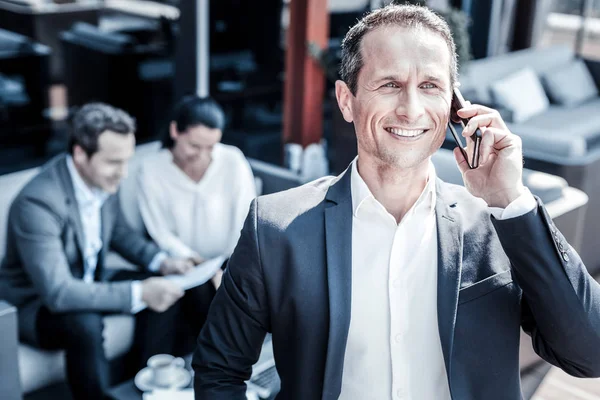 Hoş mutlu işadamı arama yapma