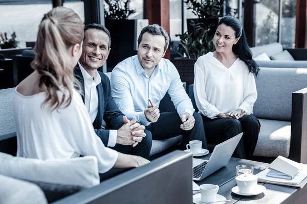 Gente agradable y positiva mirando a su colega —  Fotos de Stock