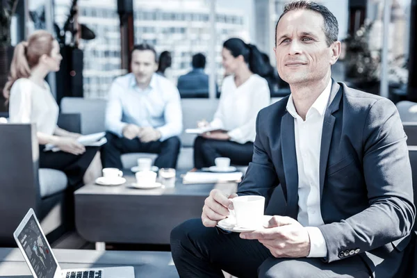 Bonito empresario reflexivo tomando un descanso del trabajo — Foto de Stock