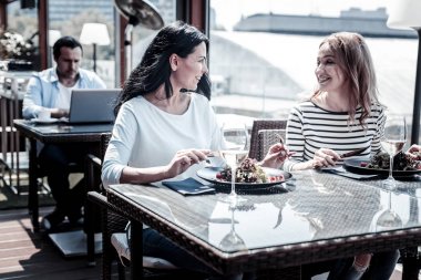 Neşeli genç kadınlar birbirine bakarak