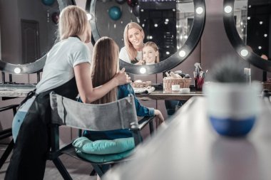 Aynaya bakarak olumlu mutlu kız