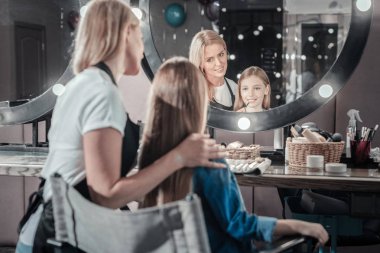 Makyaj güzel genç kadın