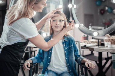 Maskara kullanarak güzel makyaj sanatçısı