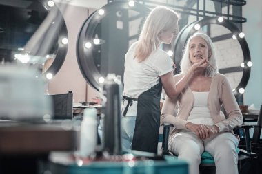 Neşeli genç kadın makyaj