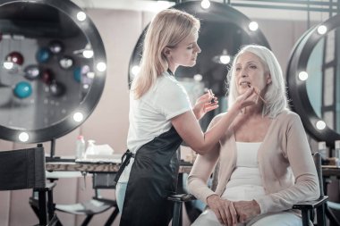 Pozitif güzel kadın ona müşteri arıyor