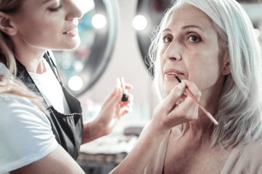 Güzel yaşlı kadın arıyorum