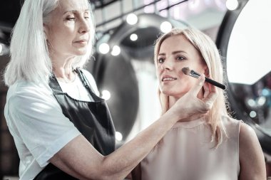 Onun işi ciddi makyaj sanatçısı