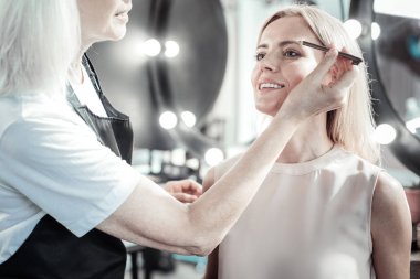 gülümseyen güzel genç kadın