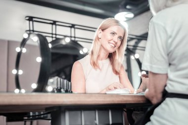 Mutlu mutlu kadın onun tırnak ustayı arıyorum