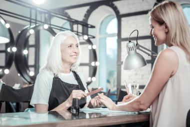 Neşeli profesyonel kadın müvekkili için söz