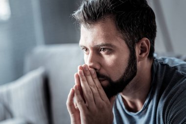 Meslektaşlar, üzgün bir adam portresi