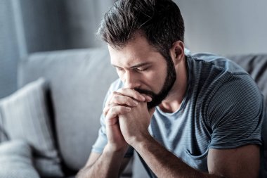 Ciddi ponponsuz adam aşağı bakıyor