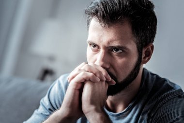Düşünerek depresyona mutsuz adam