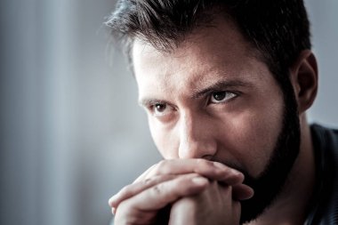 mutsuz bir genç adam portresi