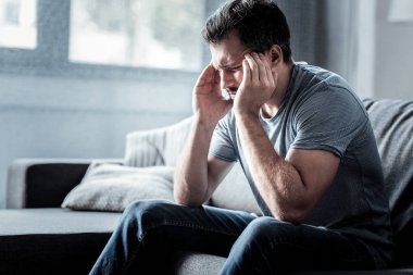 Migren muzdarip depresif genç adam