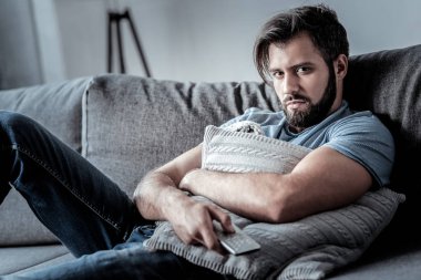 Mutsuz sıkılmış adam yalnızlık acı