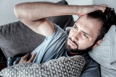 Hüzünlü hüzünlü adam yalnızlık acı