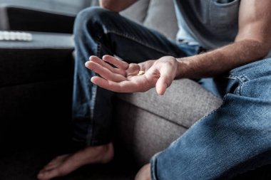 Bir erkek avucunda yalan hap yakın çekim