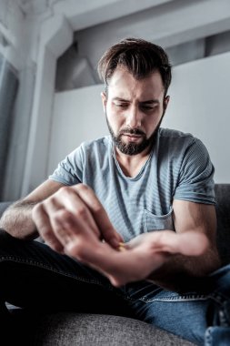 Mutsuz üzgün adam alarak ilaç