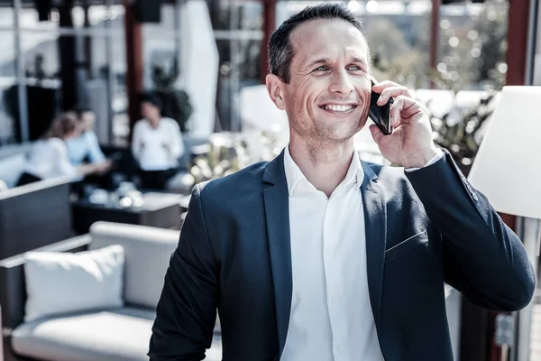 Ευτυχισμένος ωραία επιχειρηματίας μιλάει στο τηλέφωνο — Φωτογραφία Αρχείου