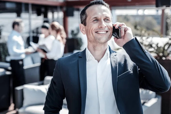 Blij vreugdevolle zakenman glimlachen — Stockfoto