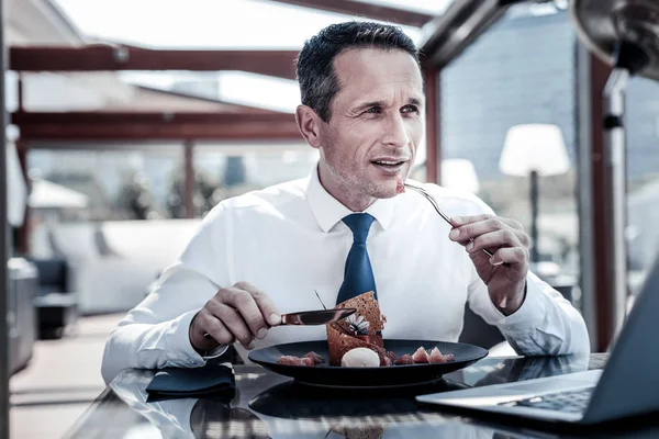 Ωραίο όμορφος επιχειρηματίας τρώγοντας ένα επιδόρπιο — Φωτογραφία Αρχείου