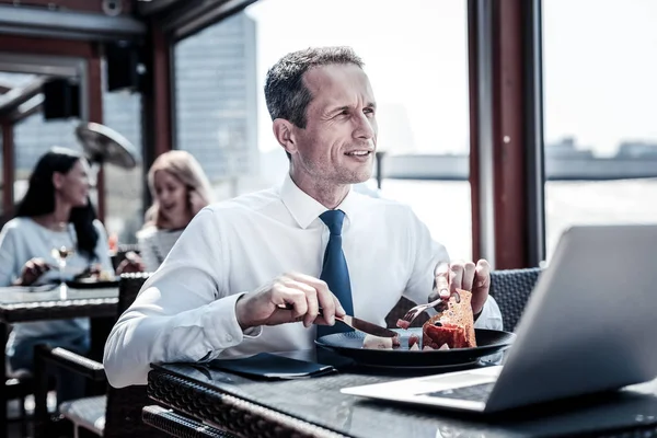 Gutaussehender nachdenklicher Geschäftsmann beim Besuch eines Restaurants — Stockfoto