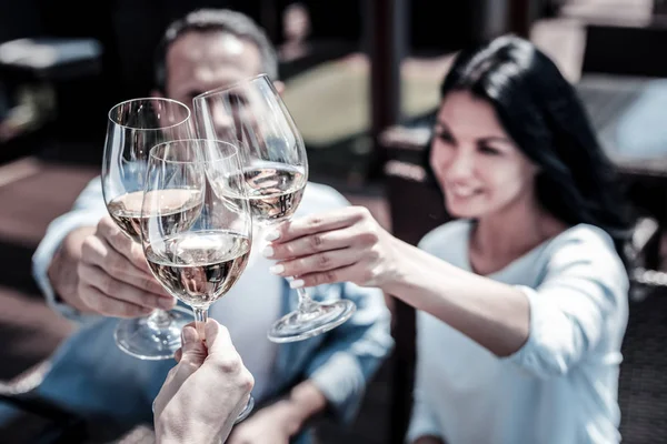 ワインとグラスの選択と集中 — ストック写真