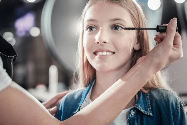 Portrait d'une jeune fille heureuse visitant salon de beauté — Photo