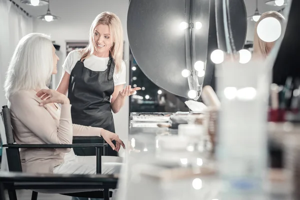 Positive Make-up-Artist im Gespräch mit ihrer Kundin — Stockfoto