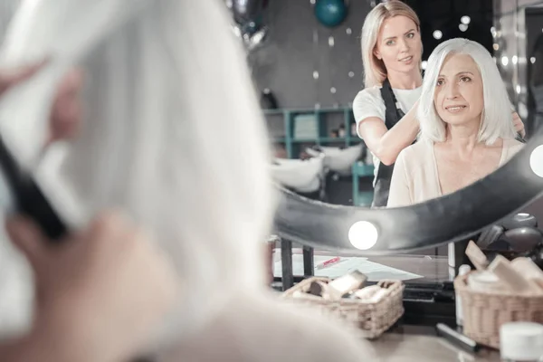 Pozytywne wieku kobieta patrząc w lustro — Zdjęcie stockowe