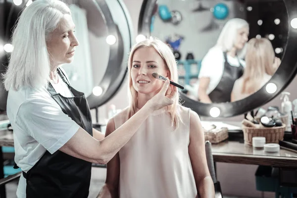 Nette junge Frau besucht Schönheitssalon — Stockfoto