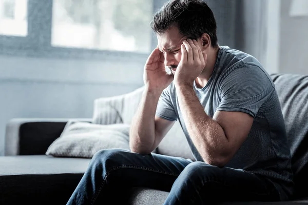 Jeune homme déprimé souffrant de migraine — Photo