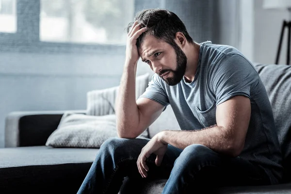 Triste homem infeliz segurando sua testa — Fotografia de Stock