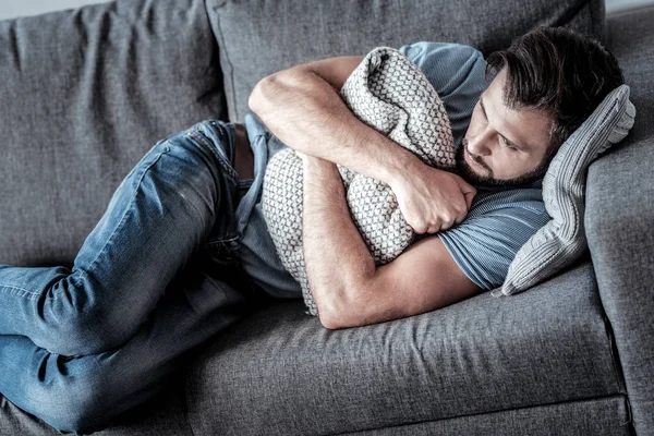 Draufsicht auf einen depressiven einsamen Mann — Stockfoto